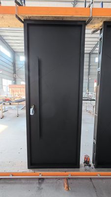 Zwarte gelakte afwerking Aluminium binnenplaats poorten Buitenhuis Moderne revolutie deur
